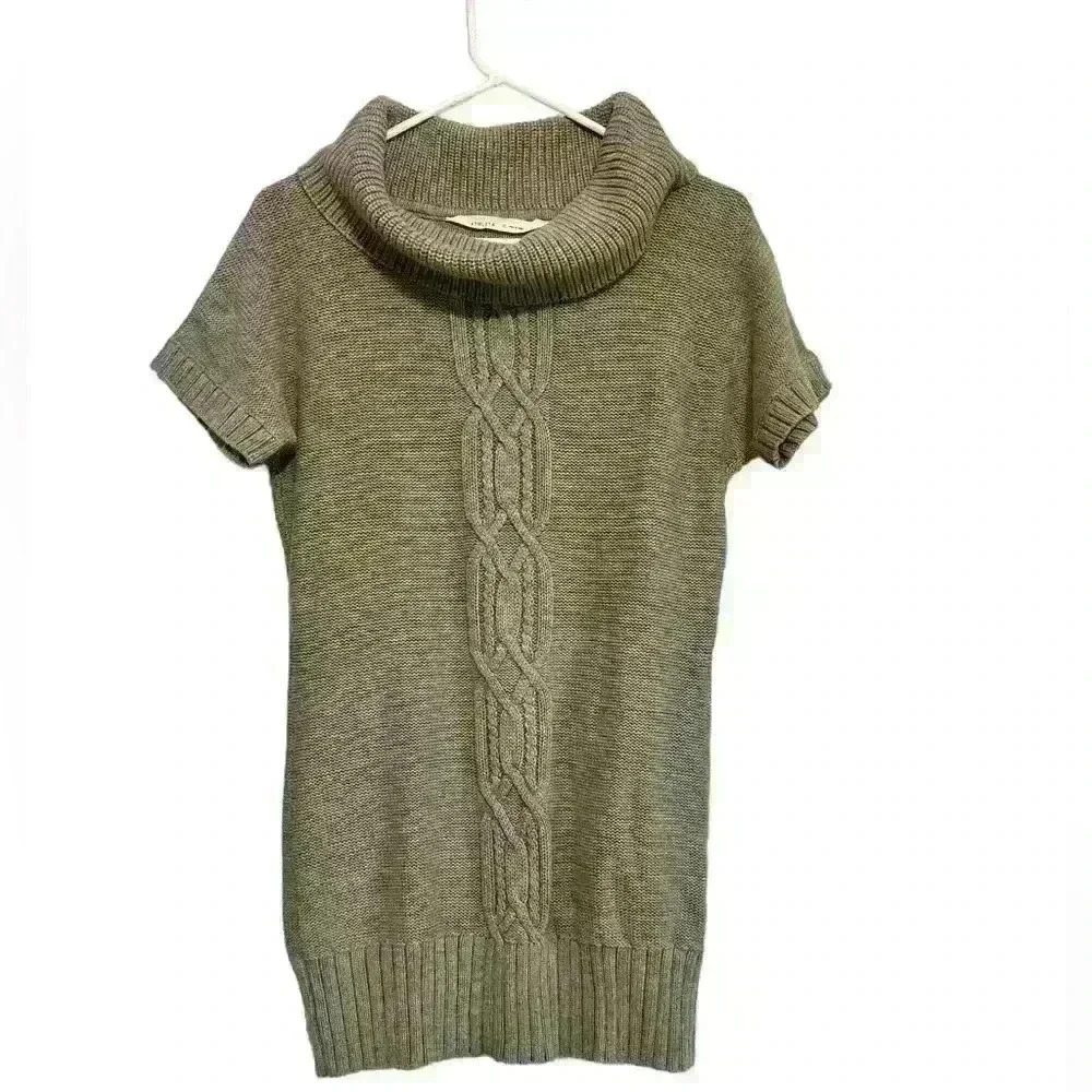 Athleta short-sleeved sweater dress.‎ Size medium